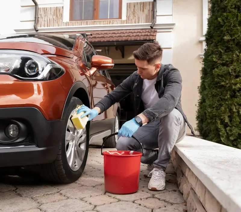 Lavage auto à domicile Tardets-Sorholus : professionnel intervenant sur un véhicule